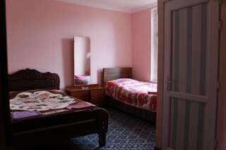 Отели типа «постель и завтрак» Guest House Shota Сигнахи Бюджетный трехместный номер-35